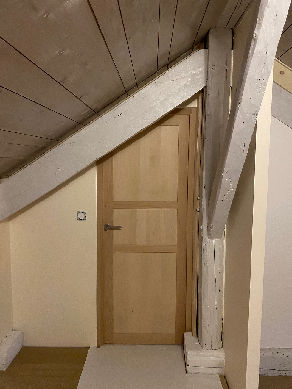 Porte sous pente, fabrication sur mesure en hêtre massif. Menuisier Megève