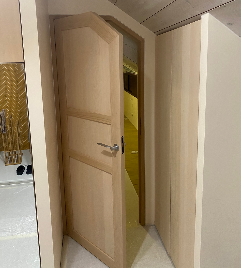 Porte sous pente, fabrication sur mesure en hêtre massif. Menuisier Haute-Savoie