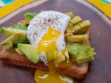 Receita: toast de pão artesanal com abacate e ovo pochê