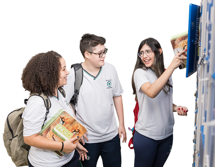 3 adolescentes conversando em frente a um armário de escola