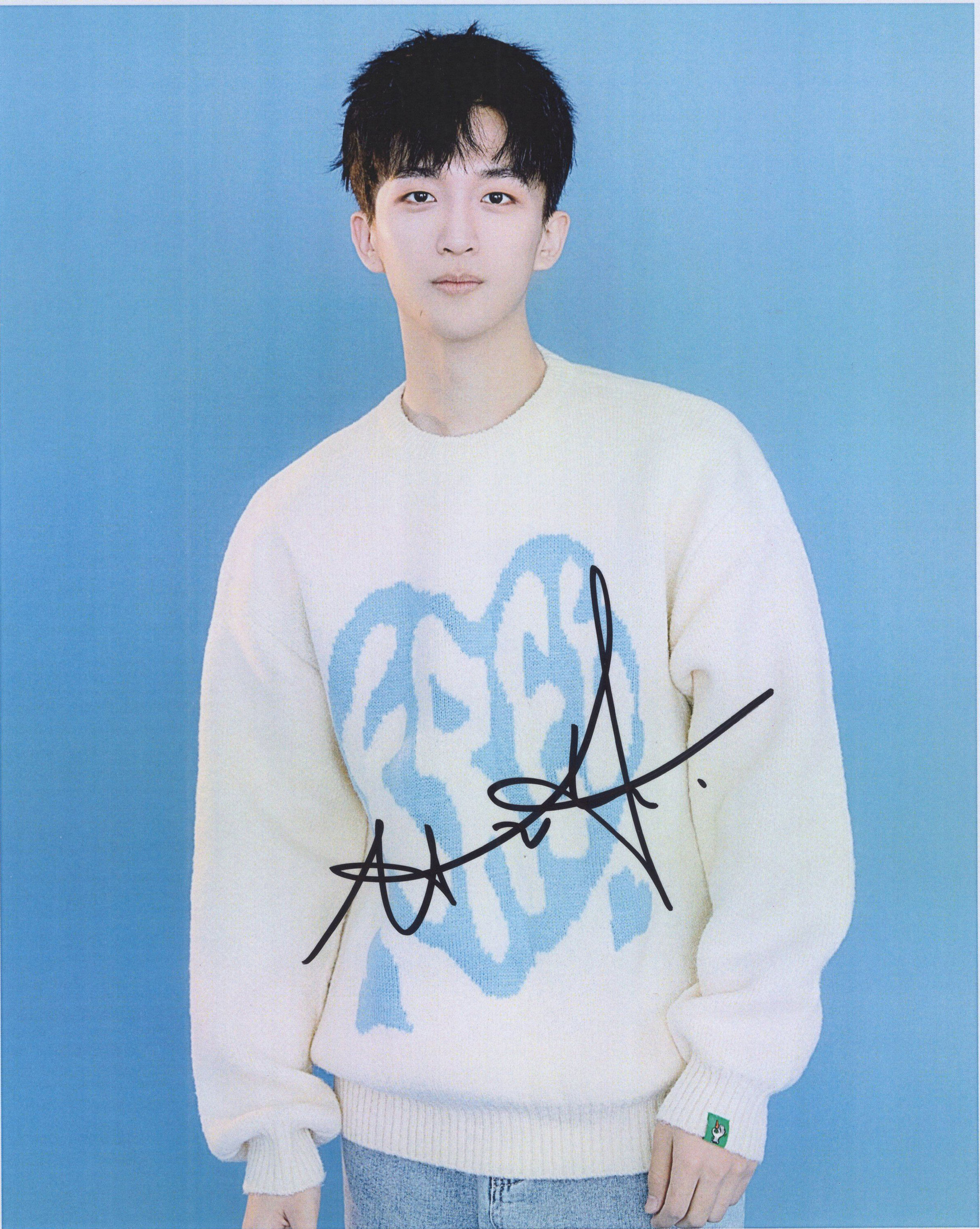 Pop singer Huang Zihongfan Autographed photo
