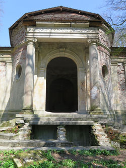 Kaplica Grobowa w pałacowym parku (2023).