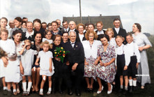 Kopice - lato 1941 roku. Goście weselni na ślubie Marii Mende, która pracowała w pałacowej pralnii. Koppitz - Sommer 1941. Gäste bei der Hochzeit von Maria Mende, die in der Palastwäscherei arbeitete.