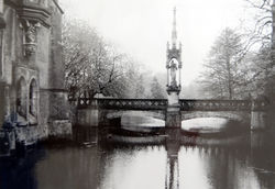 Mostek wjazdowy na fosą prowadzący do PAŁACU w Kopicach.