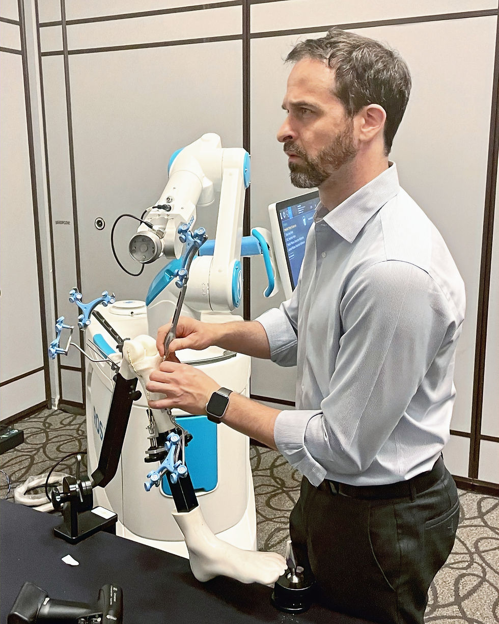 Foto do meu treinamento para certificação em cirurgia robótica, durante simulação cirúrgica em osso sintético.