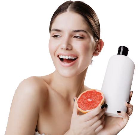 mulher-atraente-sorrindo-afavelmente-na-parede-branca-menina-sem-maquiagem-demonstra-xampu