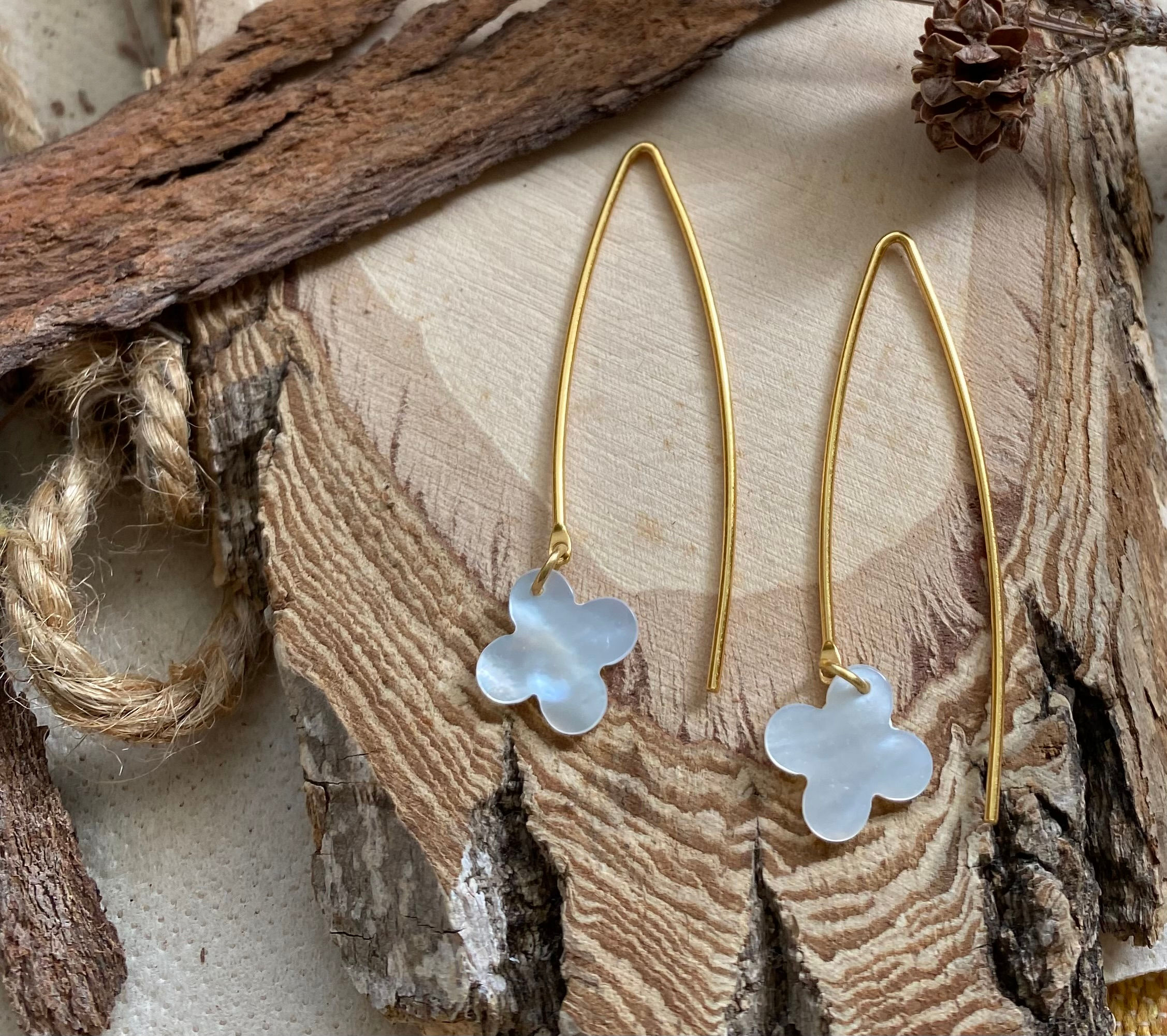 Boucles d'oreilles façon crochet trèfles de nacre véritable