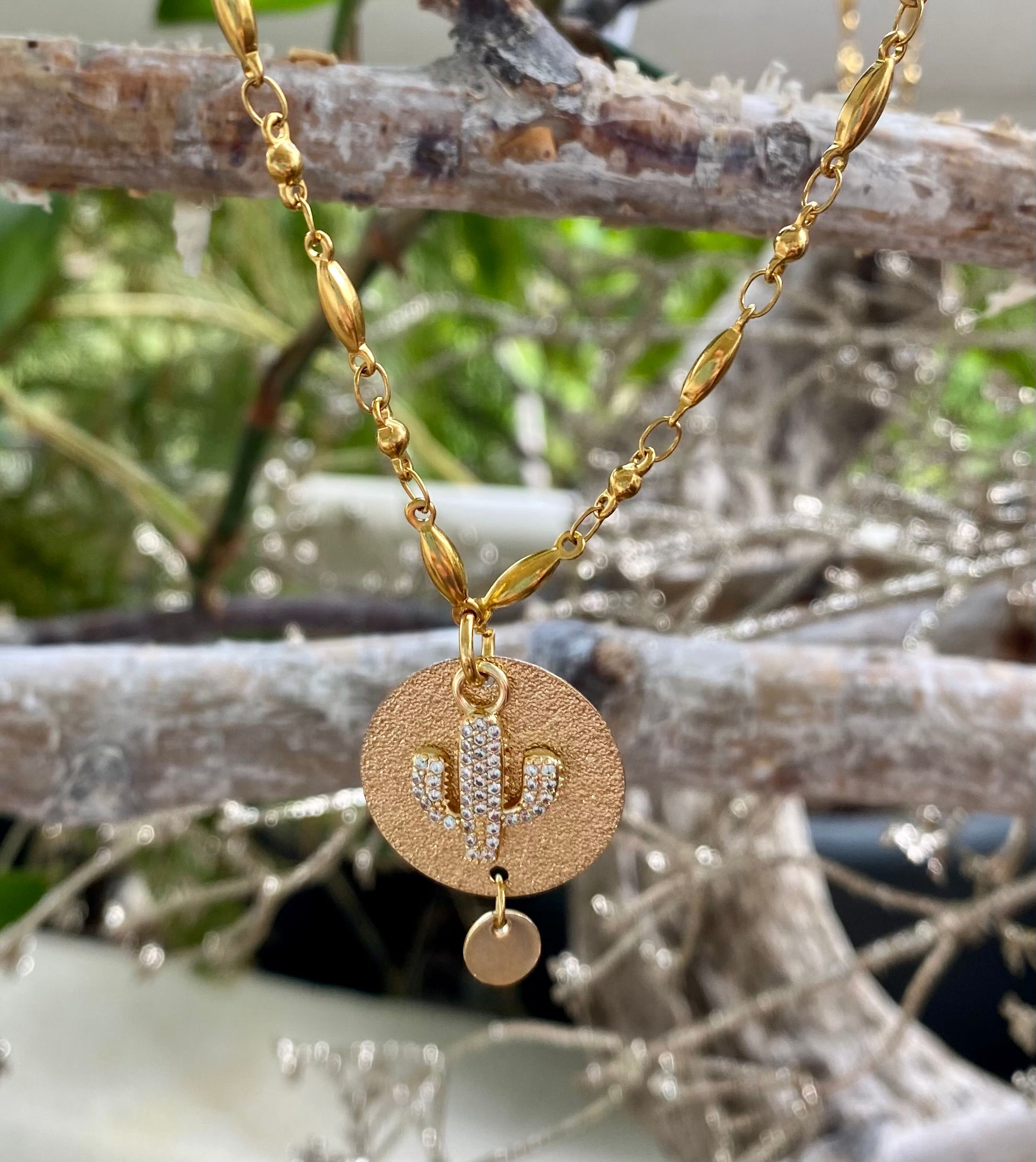 Collier sautoir maillons gouttes et boules pendentifs médaillon/cactus