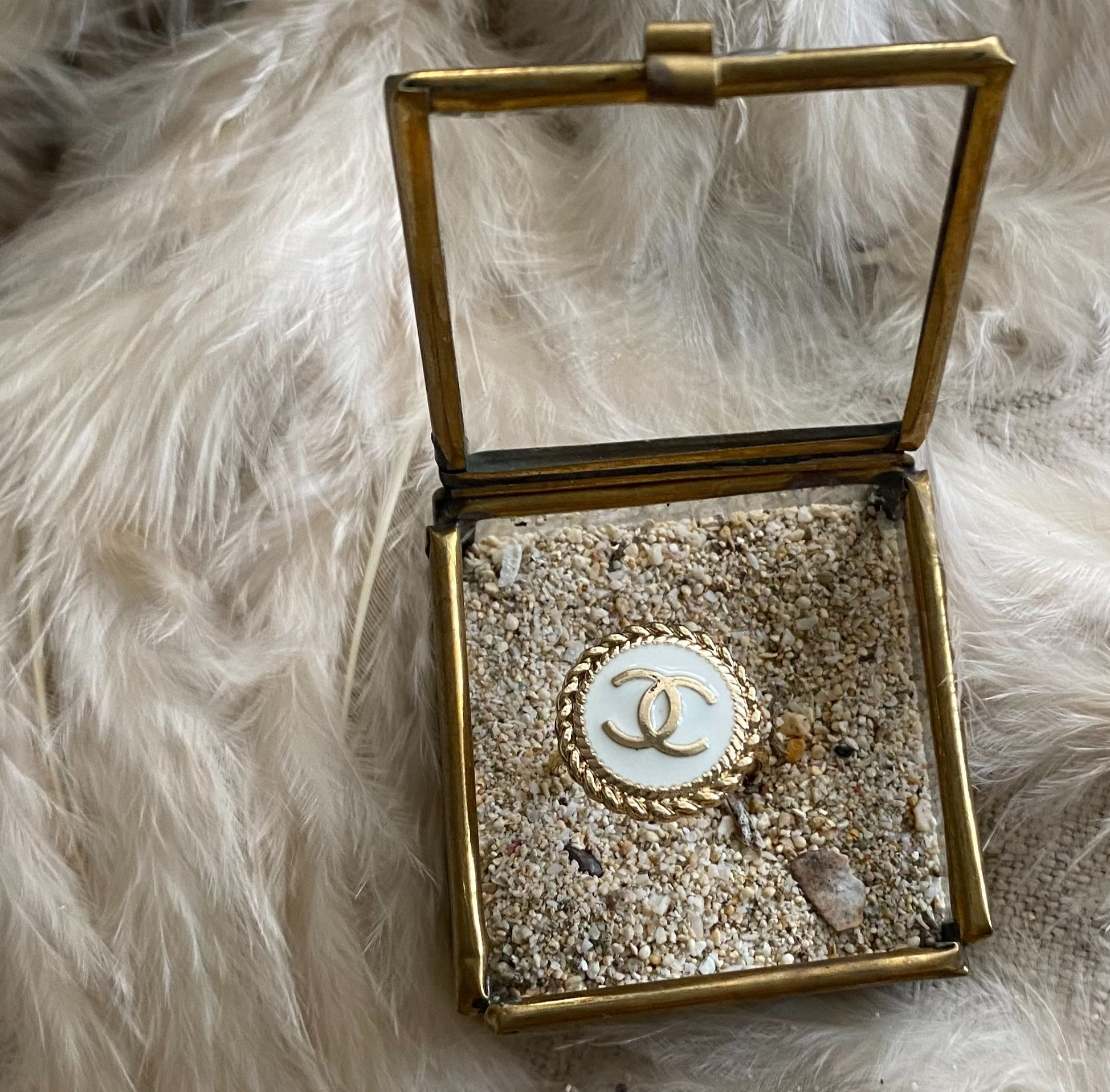 Bague en plaqué OR ajustable  bouton blanc torsadé upcyclé façon CHANEL