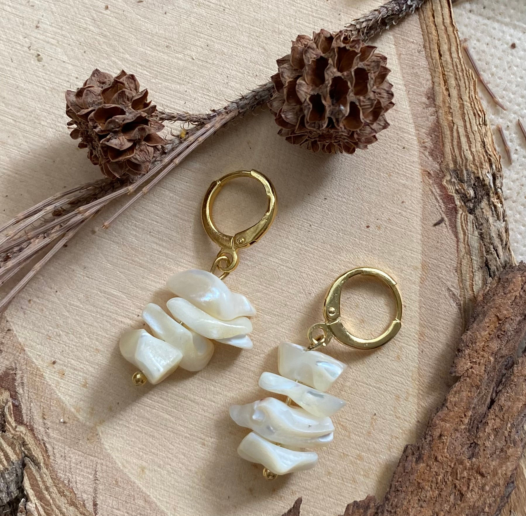 Boucles dormeuses plaqué or chips de nacre véritable