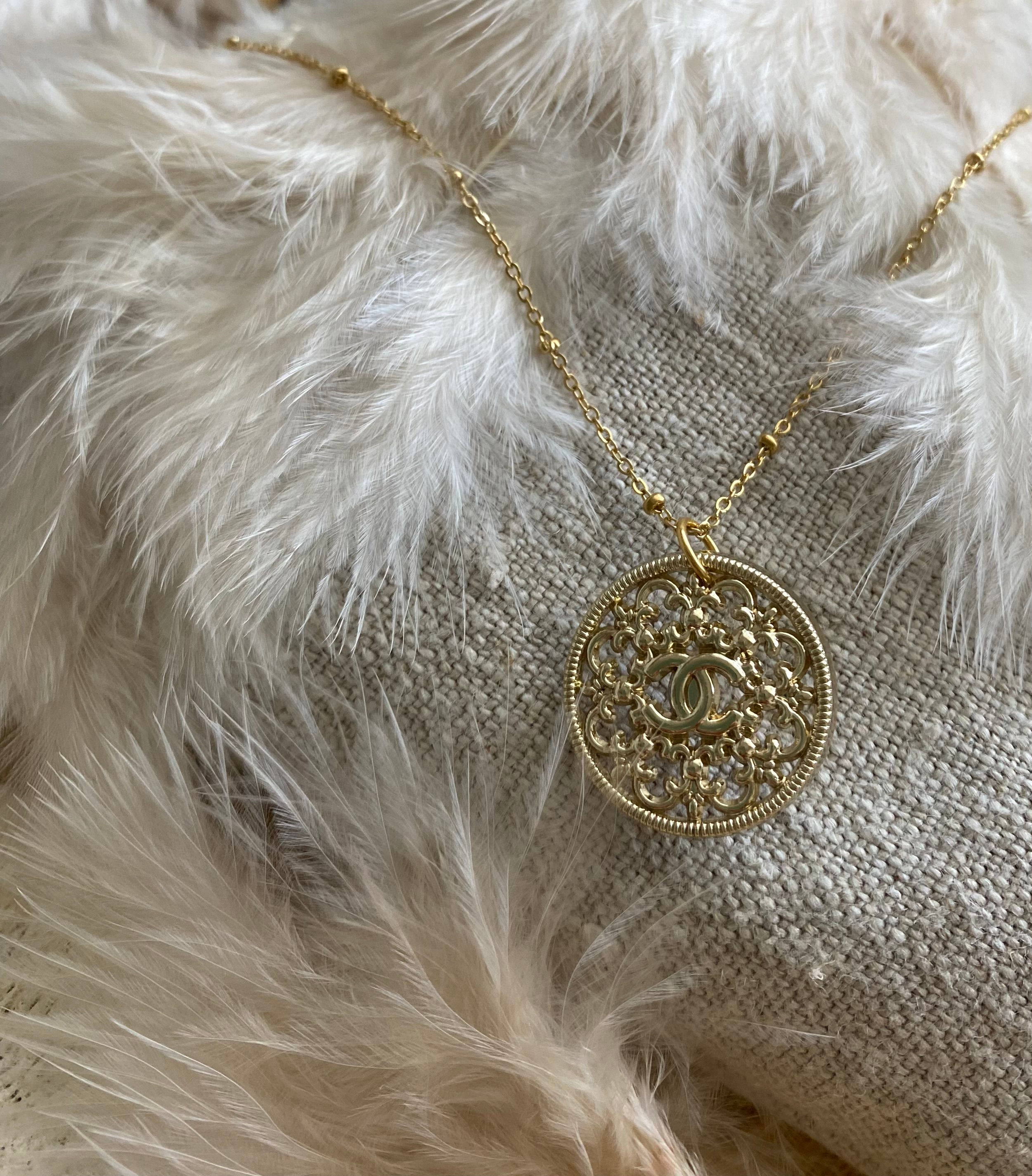 Collier boules Bouton upcyclé façon CHANEL Fleur de Lys