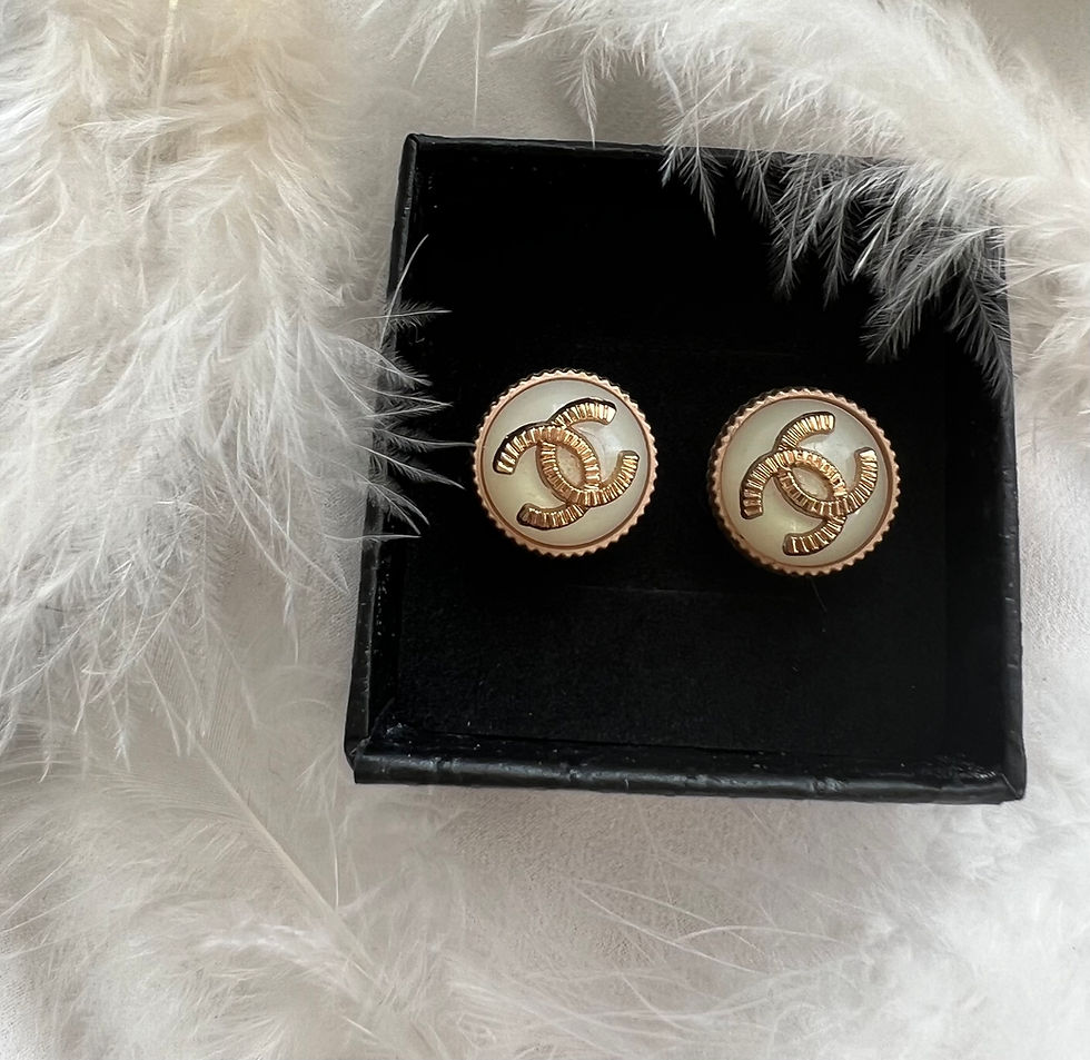 Thumbnail: Boucles d'oreilles  bouton satin beige façon CHANEL
