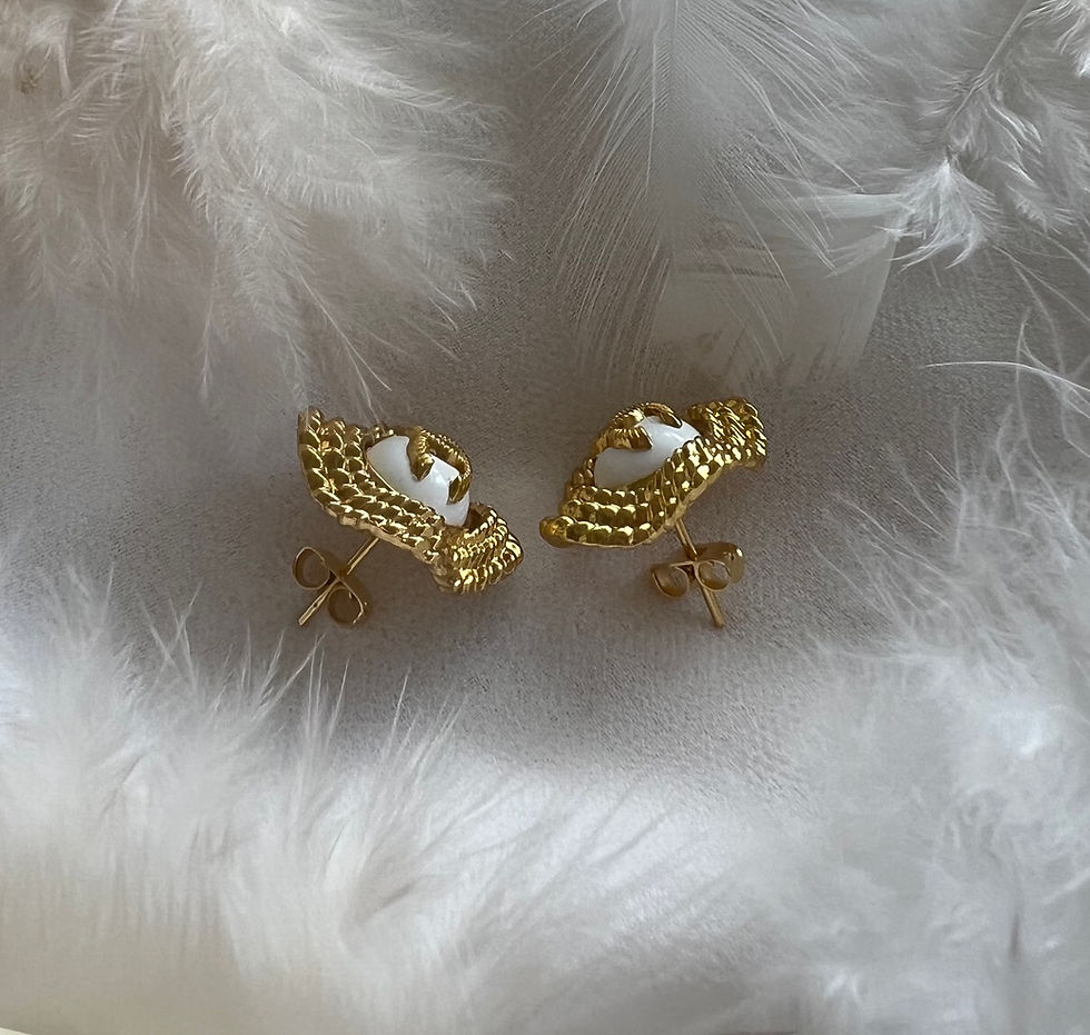 섬네일: Boucles d'oreilles  bouton blanc et doré torsadé façon CHANEL