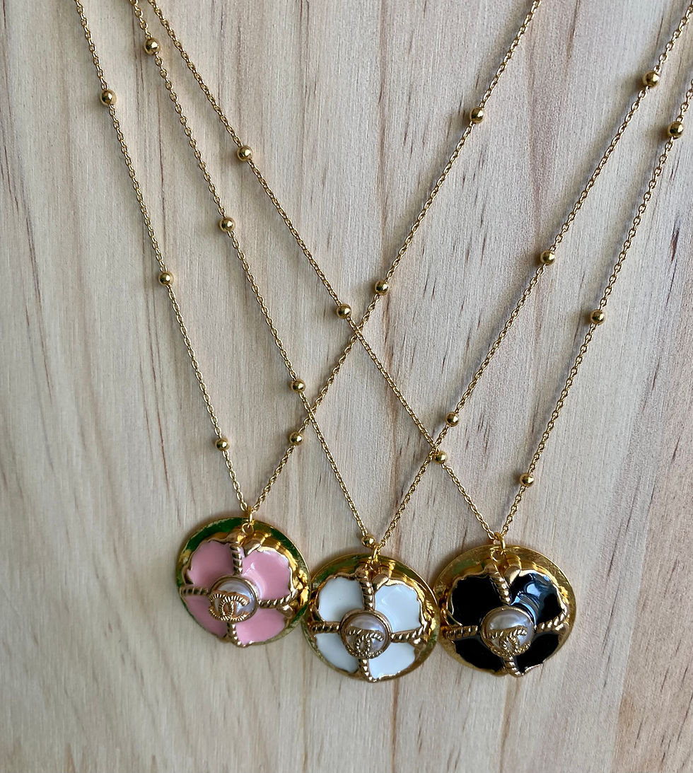 Miniaturbild: Collier plaqué OR boules bouton upcyclé façon CHANEL rosace blanche