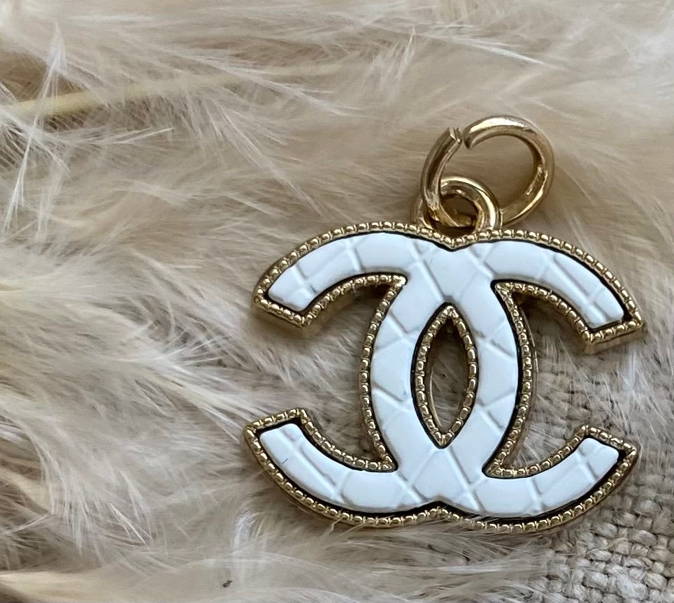 Miniatura: Collier Bouton upcyclé façon CHANEL blanc matelassé CHACHA