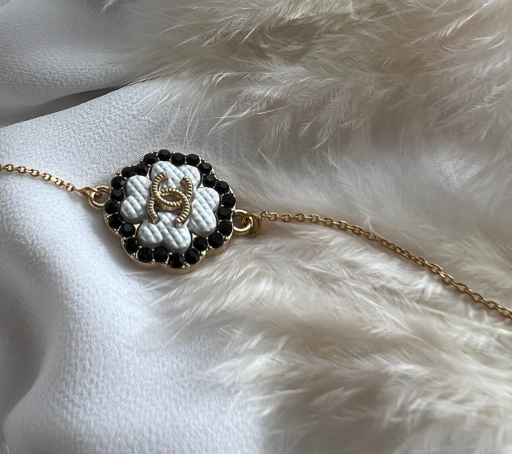 Bracelet plaqué OR Bouton trèfle blanc orné de strass noir façon CHANEL