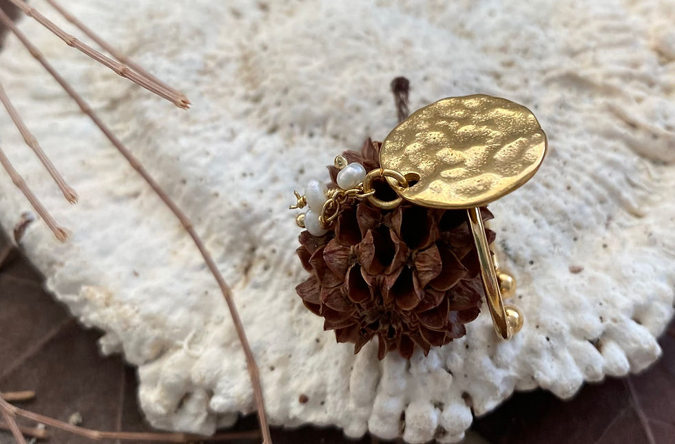 Miniaturbild: Bague ajustable plaqué OR disque martelé orné de perles rosaires de nacre