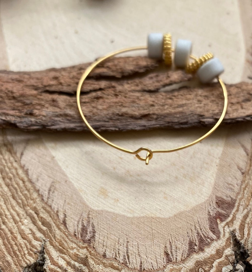 Thumbnail: Boucles d'oreilles créoles rondelles blanches et dorées