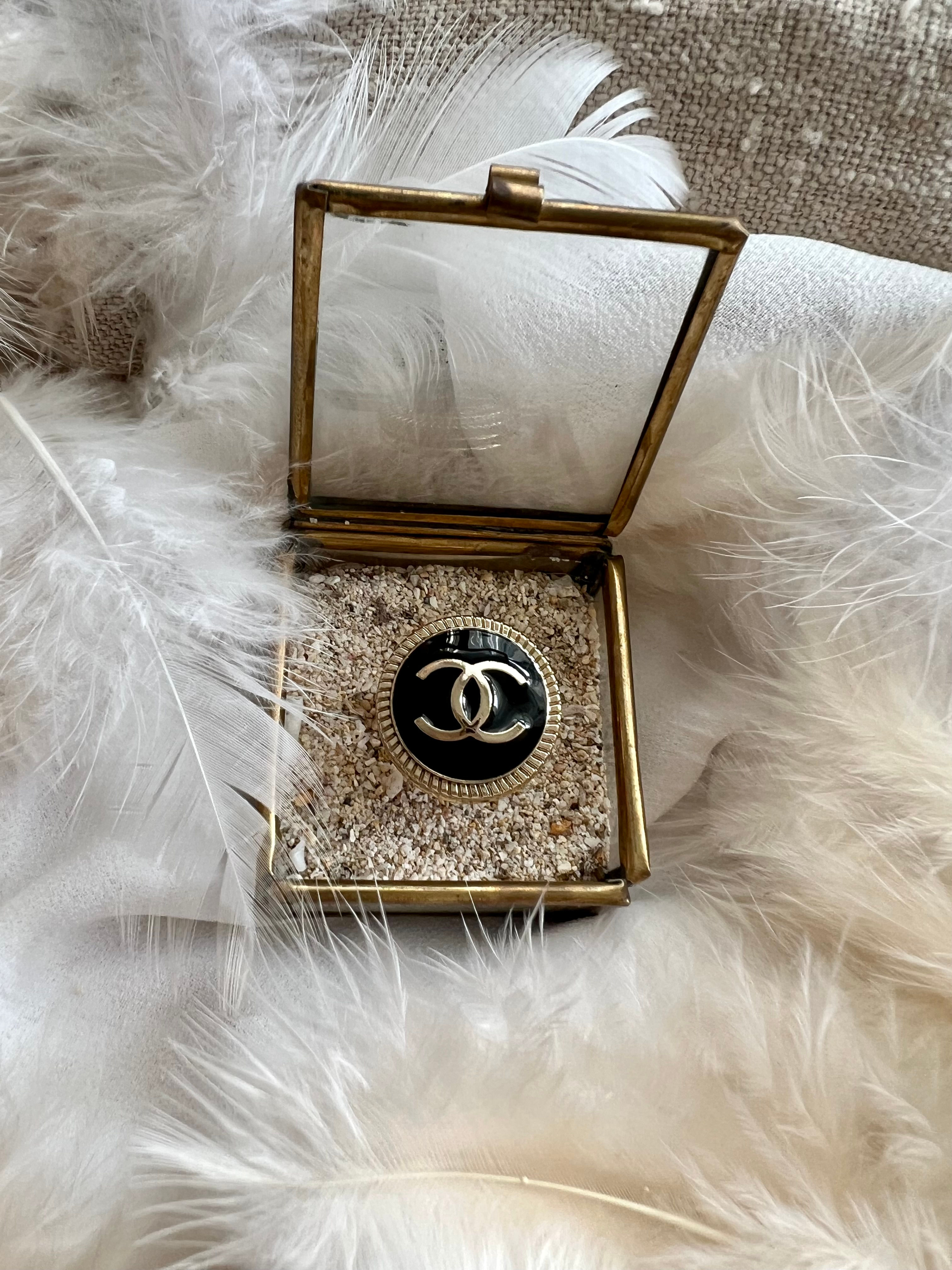 Bague ajustable  bouton Noir strié façon CHANEL