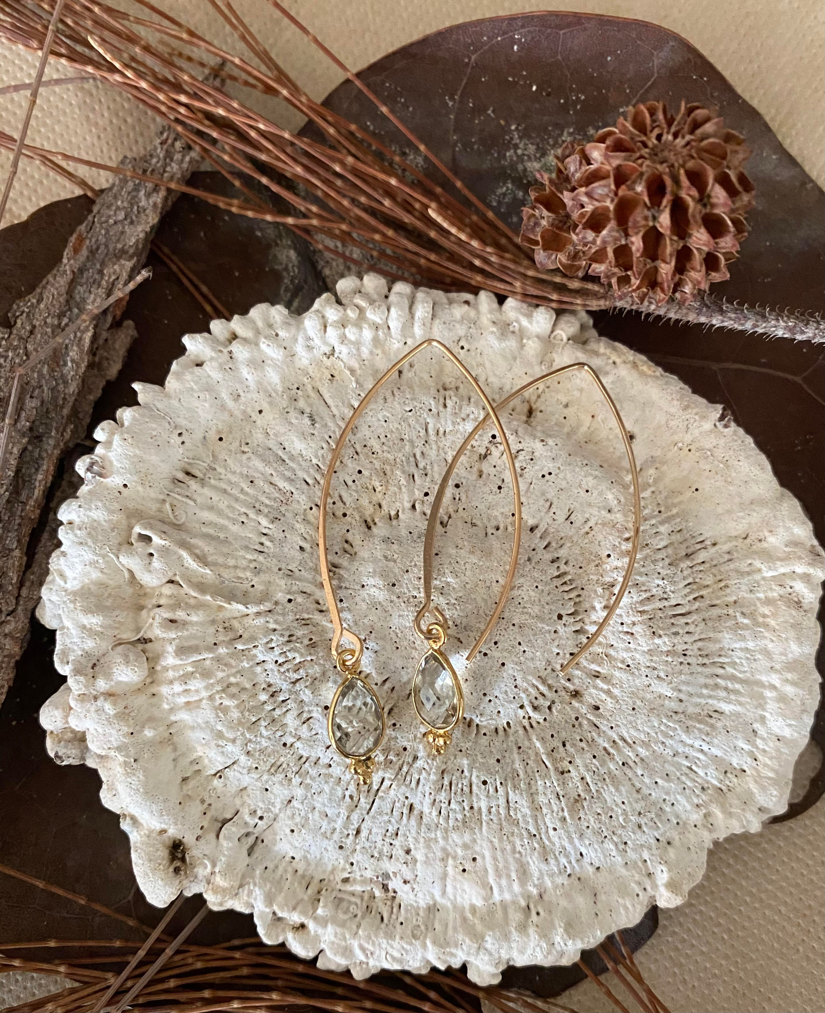 Boucles d'oreilles façon crochet orné d'un pendentif serti goutte Quartz cristal