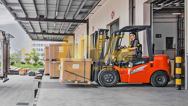 thue-xe-nang-quan-12