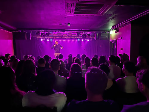 stand-up-in-the-basement-audience- elliot-steel-on-stage-at-heartbreakers.JPG.JPG