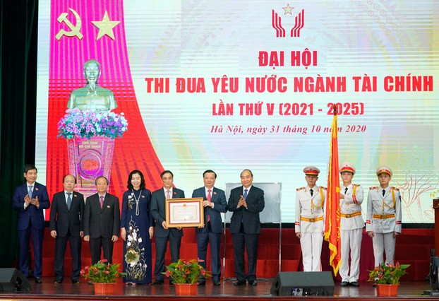 Thủ tướng Nguyễn Xuân Phúc (thứ 4, bìa phải sang) tại Đại hội Thi đua yêu nước ngành Tài chính lần thứ V (giai đoạn 2021-2025), ngày 31/10/2020.