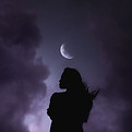 Silhouette féminine dans la nuit, croissant de lune au-dessus, symbolisant le pouvoir féminin et la magie intérieure