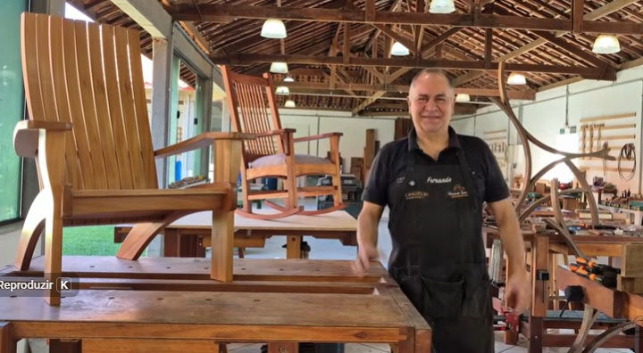 Fernando Belchior em sua Oficina / Escola junto à obras de sua autoria