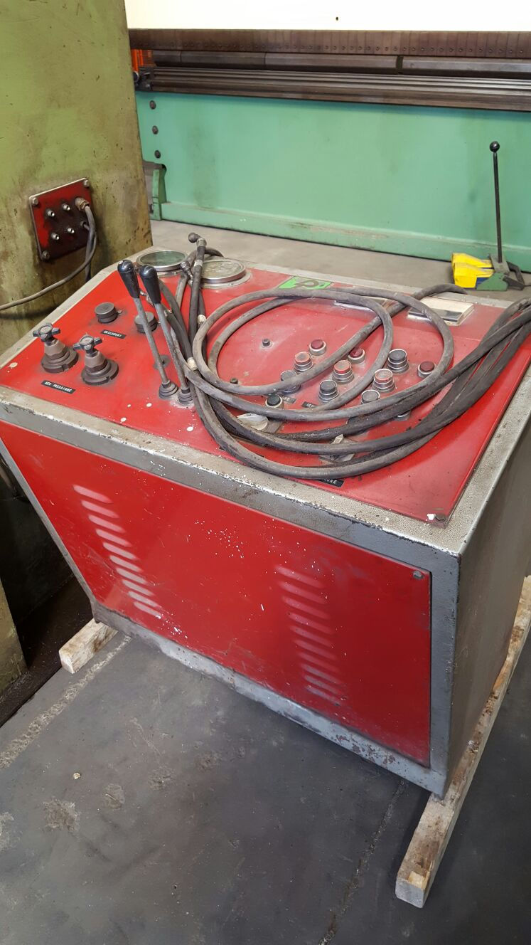 Miniatura: CURVADORA DE METAL