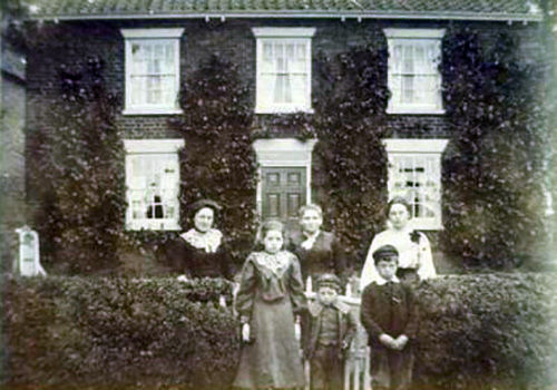 This is the Wright’s House “The Elms” at Alvingham, Louth. (Approx Date 1904)
Maud Wright (24), Mrs Wright (48), Grace Ameila Wright (15)
Ethel (Ett) (11 or 12), Leonard Wright (Len) (4), Sydney Wright (Syd)(7)