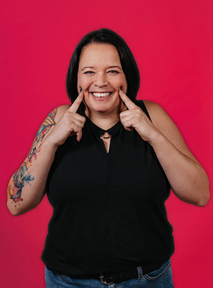 Emily Paquette doigt sur les joues Punchée