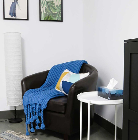 fauteuil avec couverture et coussin