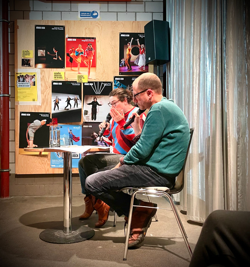 Andri Beyeler und die Schauspieelerin Kathrin Veith lesen vor der Premiere Szenen aus "Spring doch! vor.