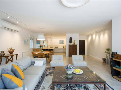 מבט אל הכניסה לבית.jpg