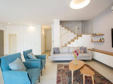 מדרגות בחיפוי עץ.jpg