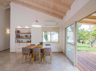 ארונית מעוצבת בפינת האוכל.jpg