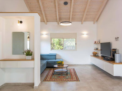 כניסה מעוצבת בבית בקיבוץ.jpg