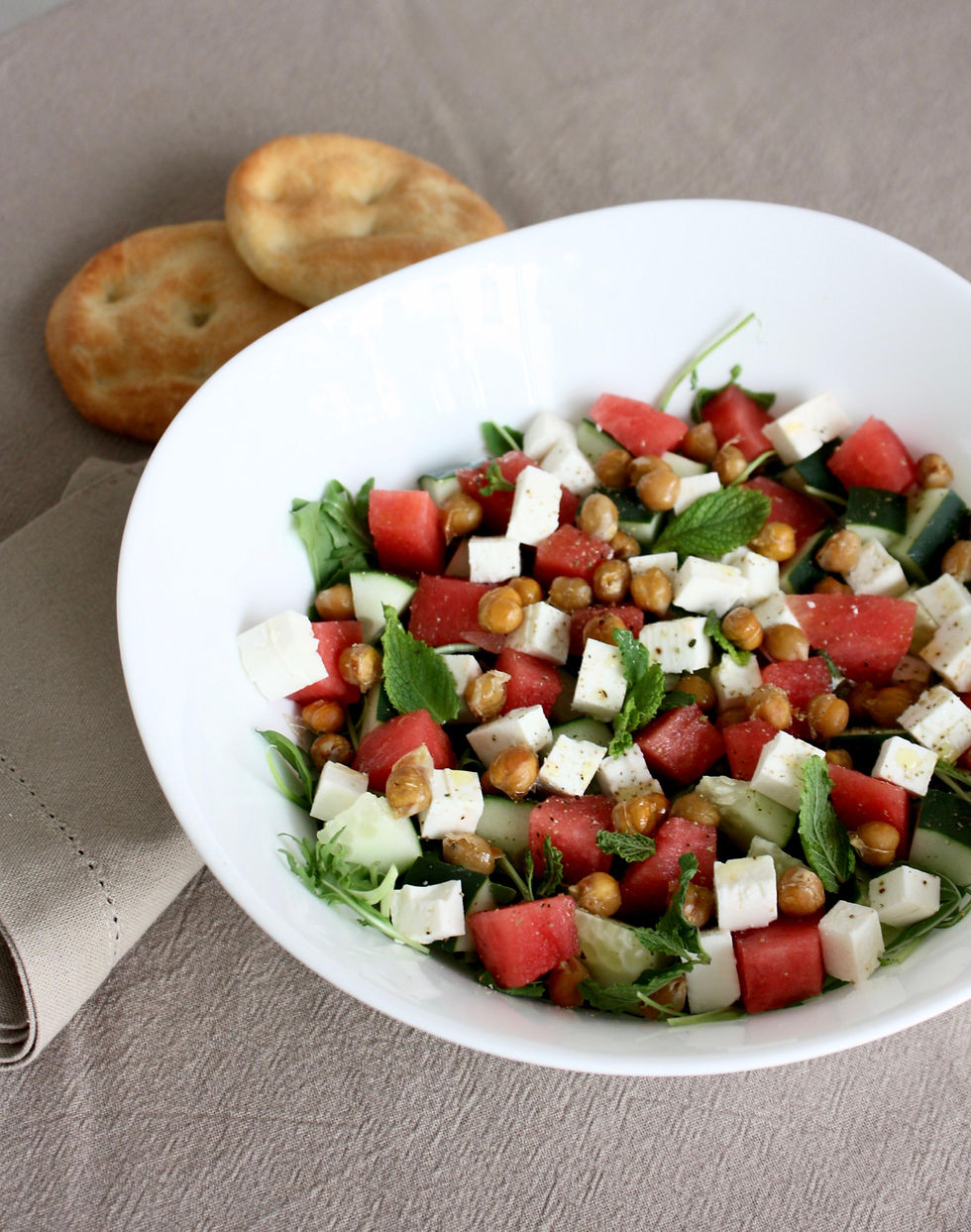 Insalata di anguria, feta e ceci croccanti: il pranzo estivo fresco, leggero e bilanciato
