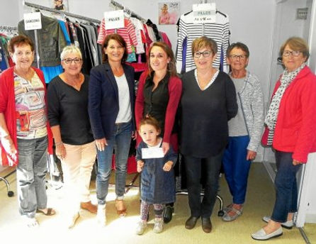 maella-au-centre-avec-sa-maman-entouree-