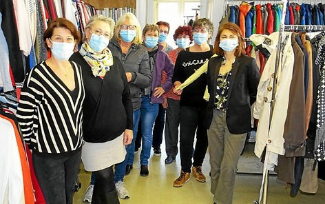 les-dix-huit-benevoles-se-relaient-au-vestiaire-pour-le-tri_5576490_676x356p.jpg