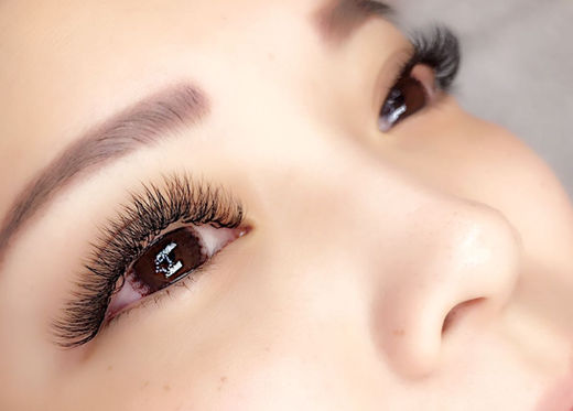Side view of tutu eyelashes