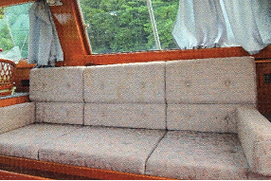 クルーザー室内リビング