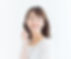 歯を見せて微笑む女性