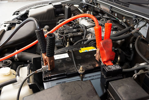 バッテリーがあがった車