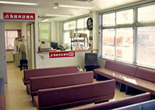 石角眼科診療所の受付と待合室