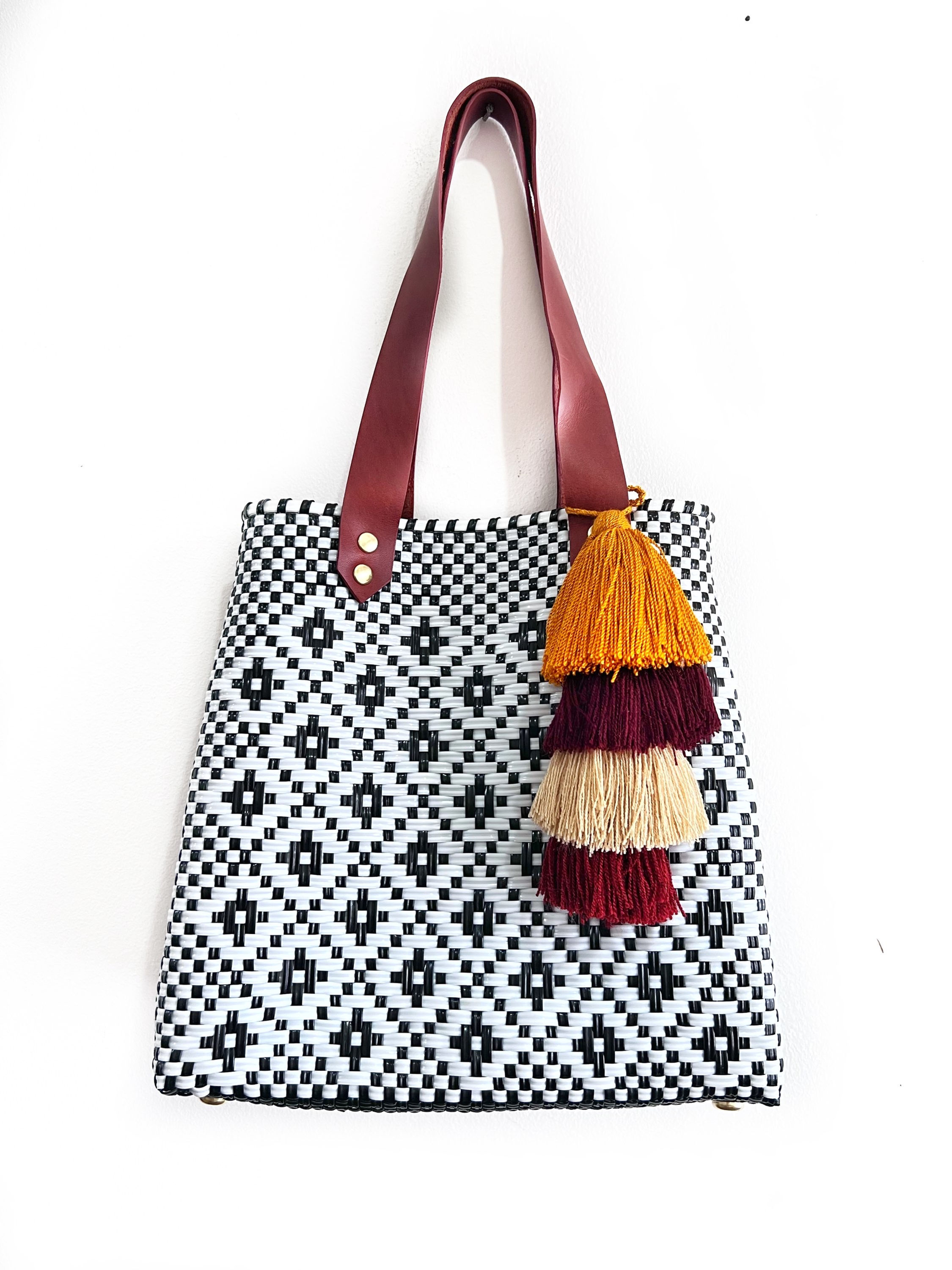 Bolso tejido con borla