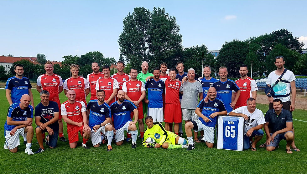 Lothar als Torwart zusammen mit vielen Weggefährten.