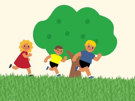 Drei Kinder laufen im Park bei einem Spendenlauf