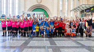 Zehn Jahre Straßenfußball im Hauptbahnhof – Die DB United Trophy 2025